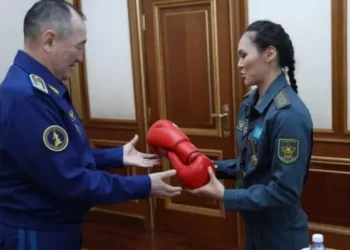 Изображение для новости: Министр обороны наградил медалью двукратную чемпионку мира по боксу