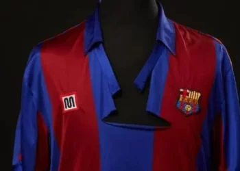 Изображение для новости: Порванная футболка Марадоны продана за 179 тысяч долларов