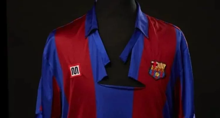 Изображение для новости: Порванная футболка Марадоны продана за 179 тысяч долларов