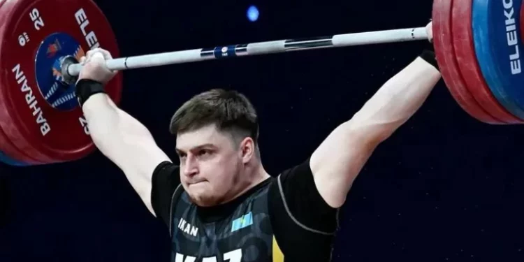 Изображение для новости: Чемпиону мира по тяжелой атлетике вручили шикарный «подарок» в Казахстане